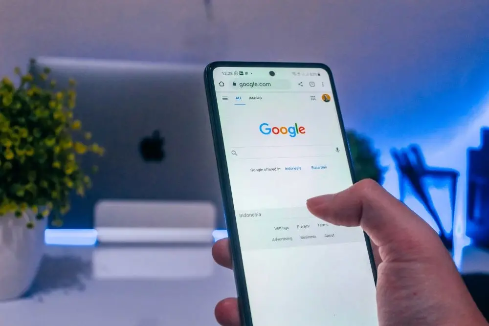 Person browsing google